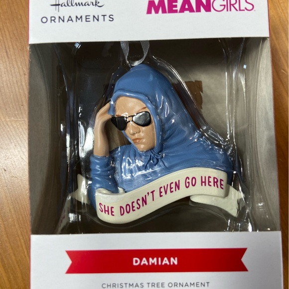 Mean Girls - Hallmark - Damian “She doesn’t even go here.” Ornament - BNIB 📓🚌 - Picture 4 of 9